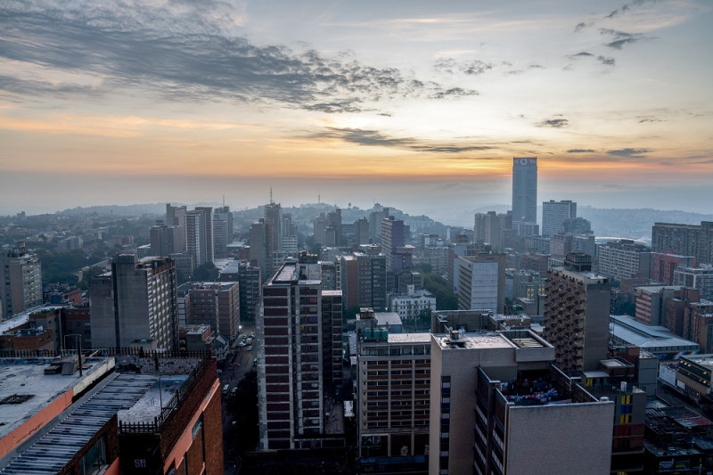 Imagen del 7 de marzo de 2023 del amanecer en Johannesburgo, Sudáfrica.