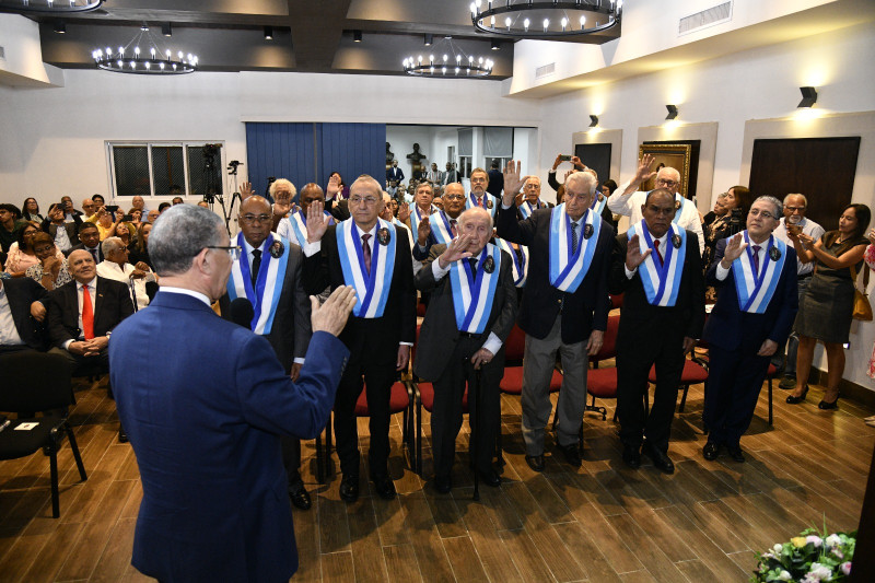 Wilson Gómez juramenta a los nuevos miembros de honor del Instituto Duartiano.