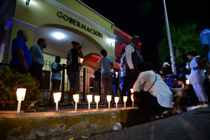 Encendido de velas este viernes a las afueras de la Gobernación de San Cristóbal, en la avenida Constitución, en memoria de las personas fallecidas tras la explosión.