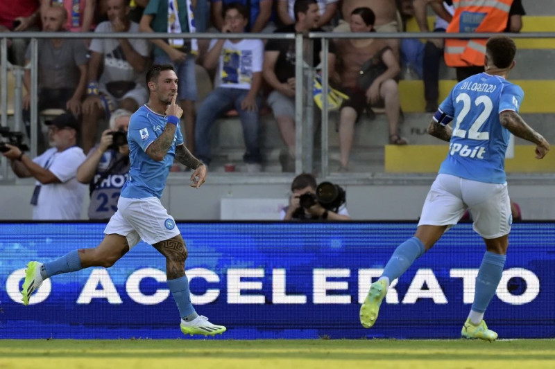 Matteo Politano del Napoli celebra tras anotar el primer gol del encuentro ante el Frosinone en la Serie A el sábado.