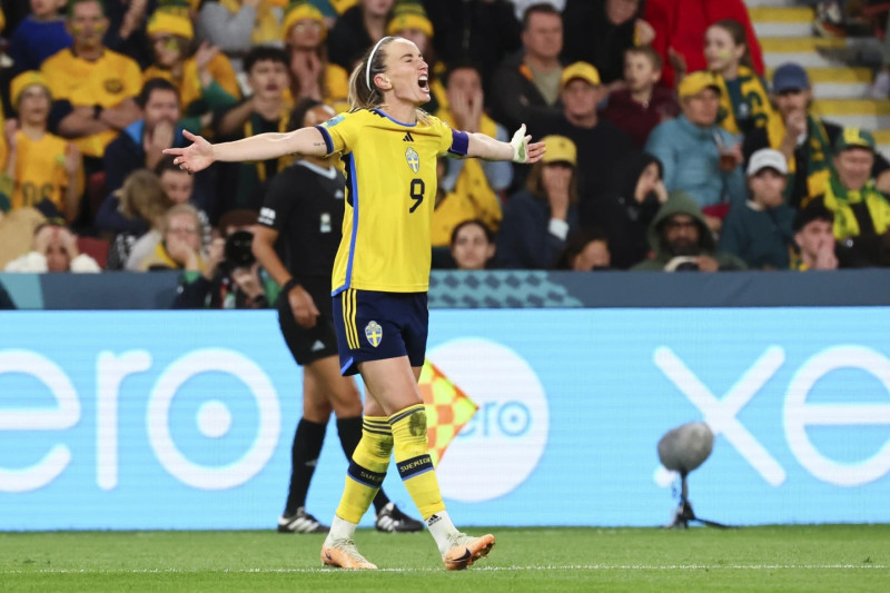 La futbolista sueca Kosovare Asllani celebra tras anotar el segundo gol de su equipo durante el partido por el tercer puesto del Mundial femenino contra Australia.