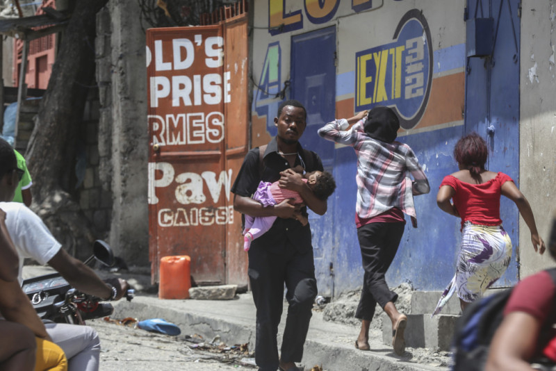 Los residentes huyen de sus hogares para escapar de los enfrentamientos entre bandas armadas en el distrito Carrefour-Feuilles de Puerto Príncipe