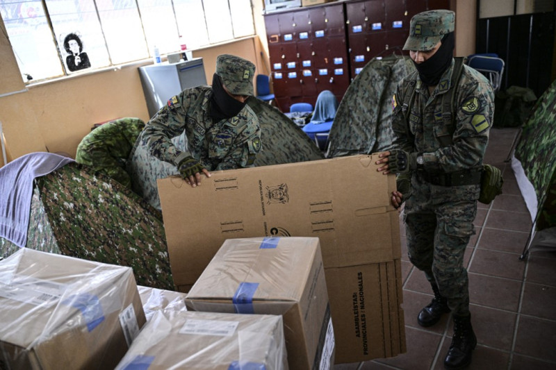 Miembros de las fuerzas armadas distribuyen material electoral para los comicios de este domingo.