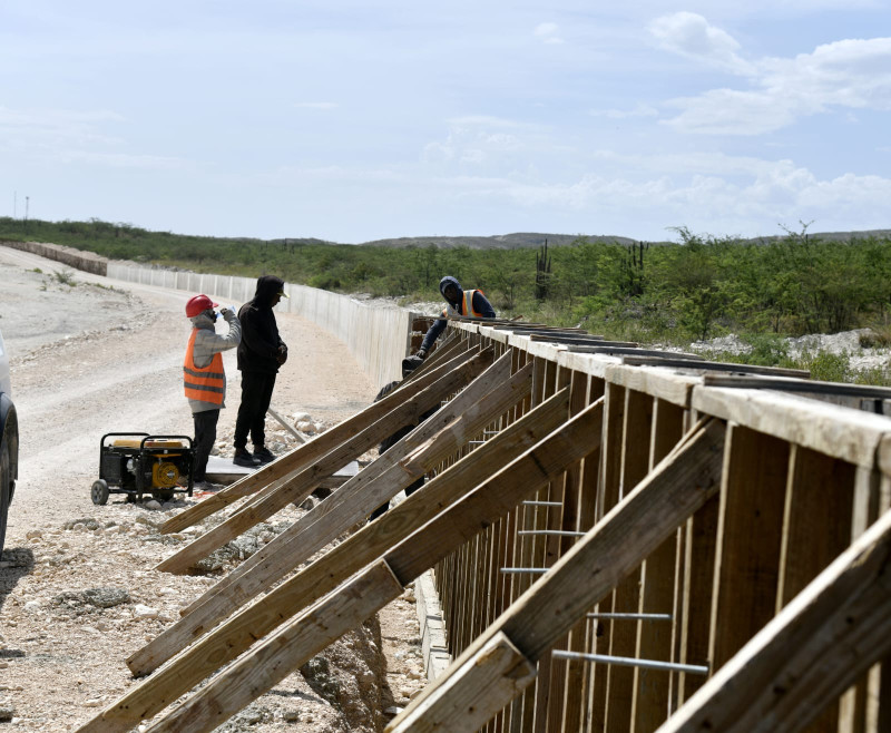 Obreros trabajan en el muro entre Haití y República Dominicana