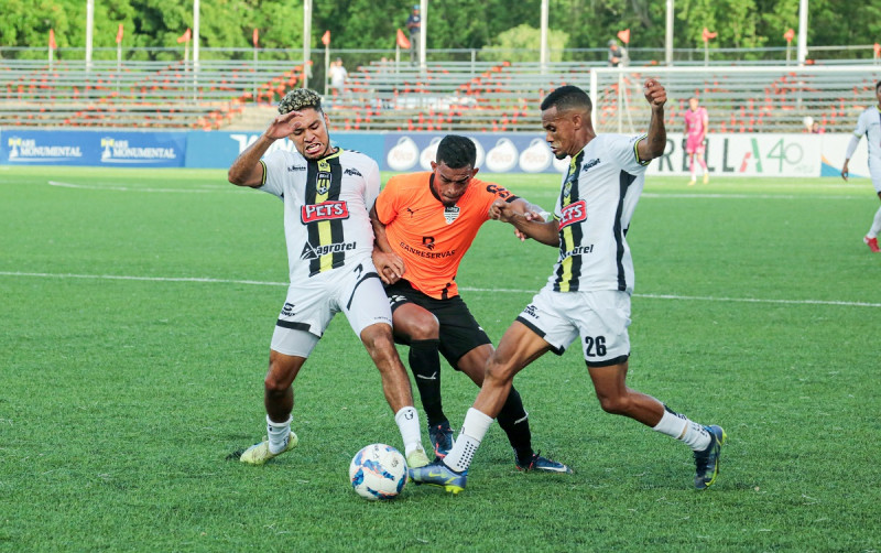 Un momento de acción en el partido entre Cibao FC y Moca FC en la Liguilla de la LDF.