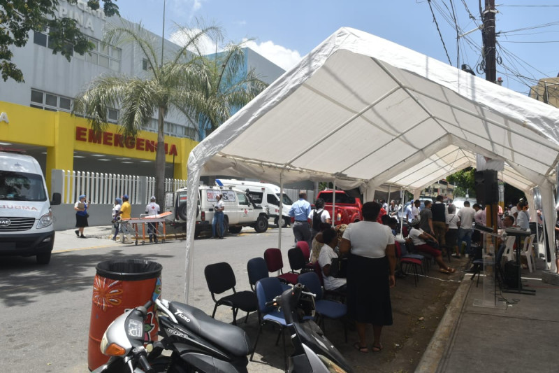Cristianos y comunitarios se han apostado frente al Hospital Regional Juan Pablo Pina en San Cristóbal, donde llevan provisiones y realizan oraciones por los afectados por la tragedia.