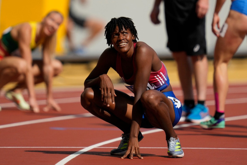 Marileidy Paulino, de República Dominicana, mira el marcador después de terminar la serie de 400 metros femeninos durante el Campeonato Mundial de Atletismo en Budapest, Hungría, el domingo 20 de agosto de 2023.