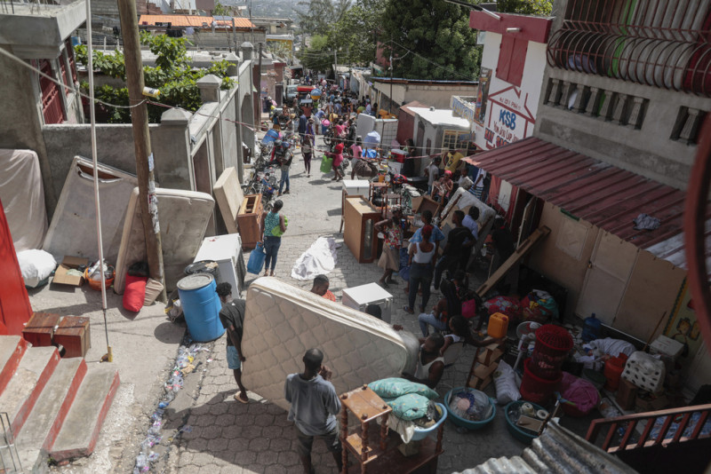 Los residentes huyen de sus hogares para escapar de los enfrentamientos