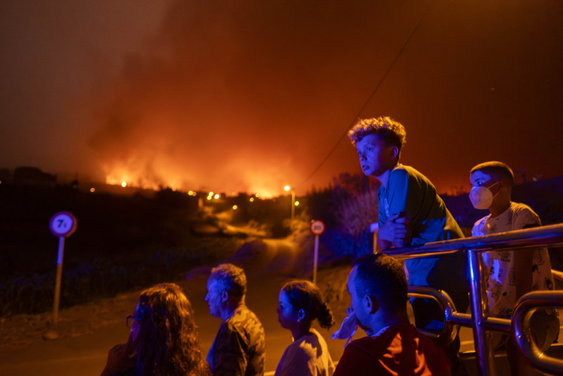 El fuego avanza en La Orotava en Tenerife