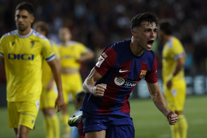 Pedri, del Barcelona, reacciona luego de anotar en el partido frente al Cádiz.