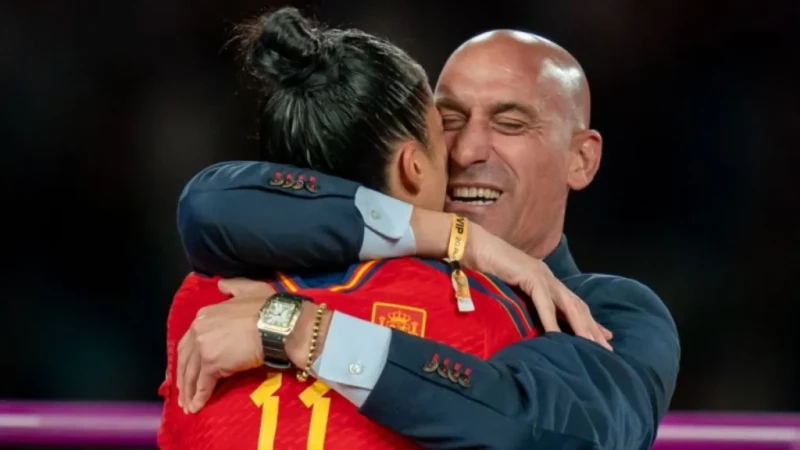 El presidente de la Real Federación Española de Fútbol, Luis Rubiales, abrazando a la jugadora Jennifer Hermoso previo a al polémico beso.