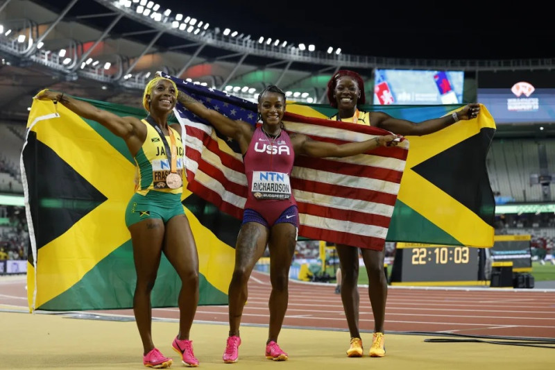 Sha’Carri Richardson, al centro, junto a Shericka Jackson, a la derecha y Shelly-Ann Fraser-Pryce, cinco veces campeona del mundo.