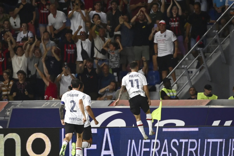 Christian Pulisic celebra tras anotar un gol para el AC Milan en el triunfo sobre Bologna.