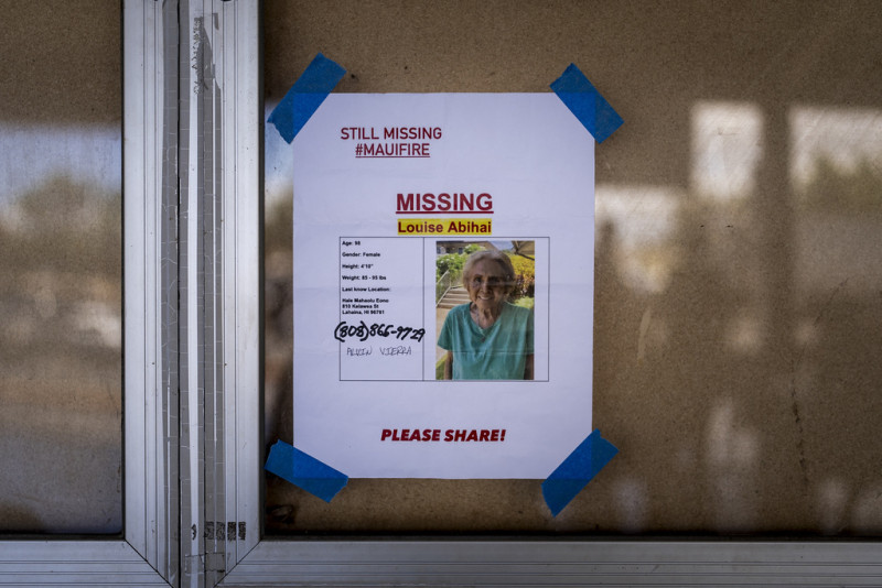 Un cartel sobre una persona residente en Lahaina desaparecida se ve en un tablón de anuncios en la catedral King de Maui, en Kahului, Hawai, el sábado 19 de agosto de 2023.