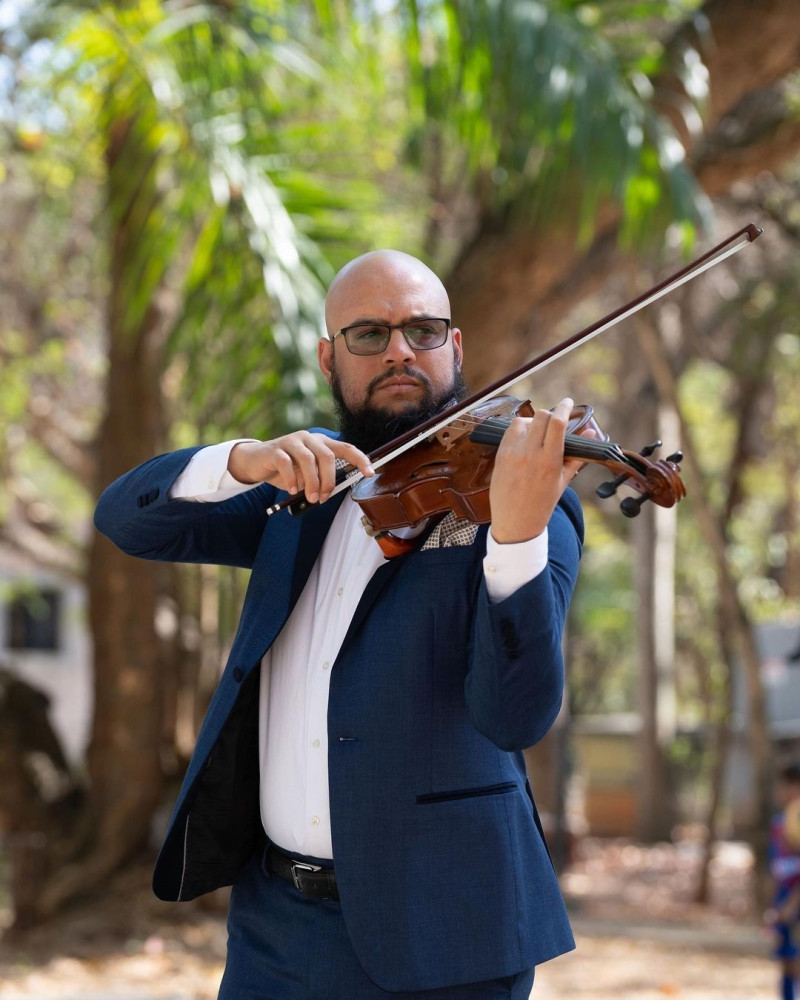 Keny Gomez, violinista, violista y cantante barítono.