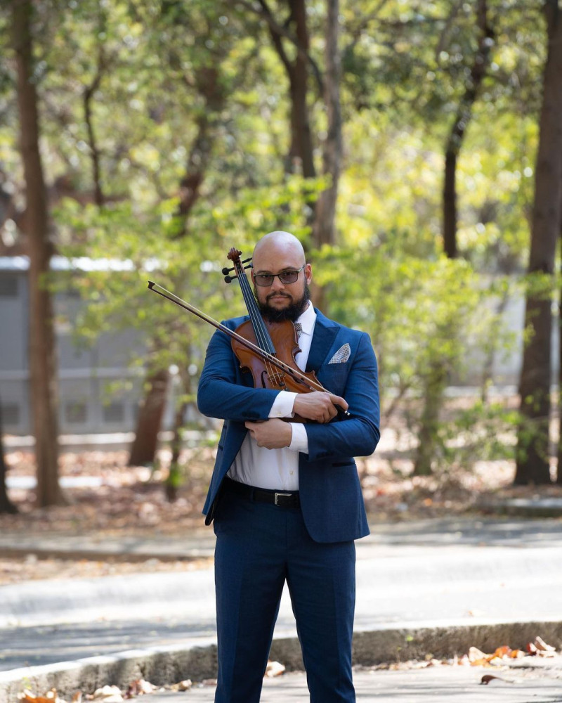 Keny Gomez, violinista, violista y cantante barítono dominicano, miembro de la Orquesta Sinfónica Nacional.