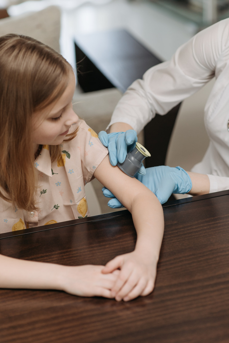 Una niña siendo evaluada por un doctor.