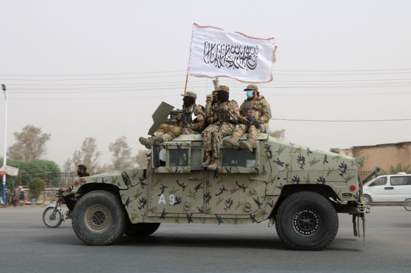 Talibanes patrullan durante una celebración por el segundo aniversario del triunfo contra las tropas que lideraba EE.UU. en Afganistán, ayer.