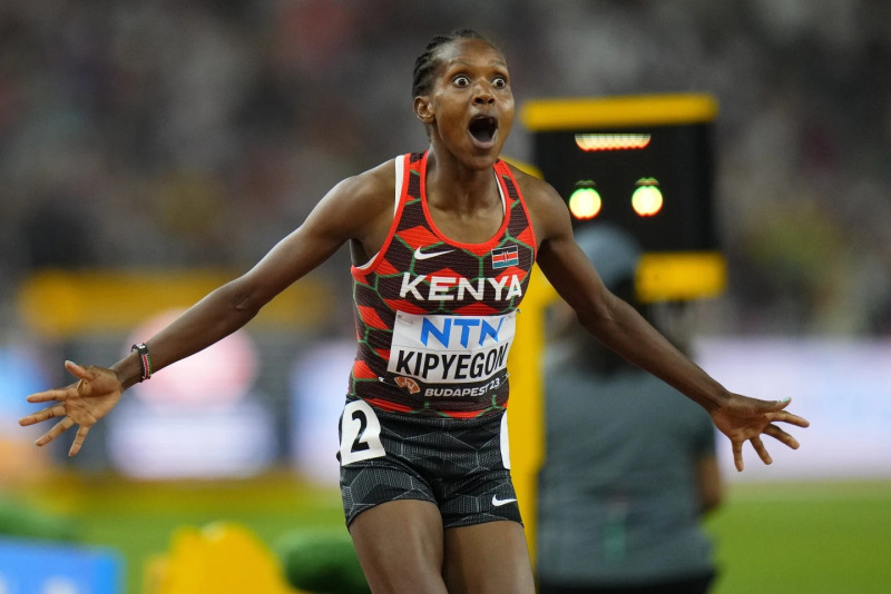 Faith Kipyegon celebra tras ganar la medalla de oro en los 1.500 metros femeninos del Mundial de atletismo.