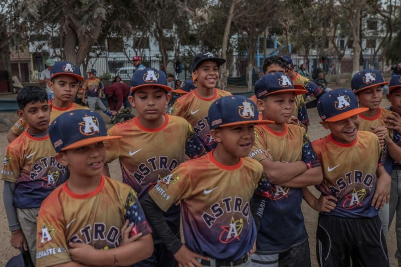Grupo de niños venezolanos que se ha reencontrado con su deporte favorito en Lima.