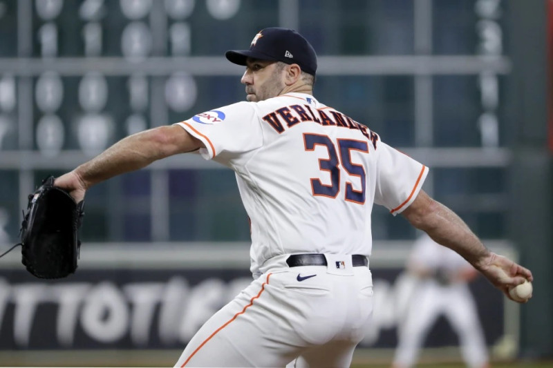 Justin Verlander, de los Astros de Houston, cumple con su apertura ante los Medias Rojas de Boston.