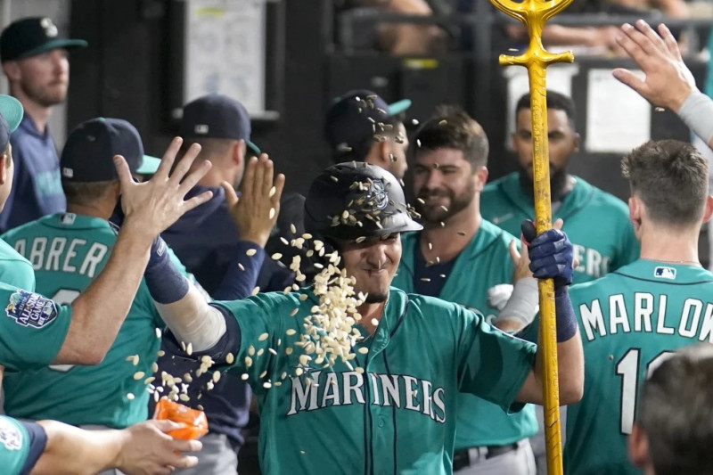 Josh Rojas, de los Marineros de Seattle, festeja en la cueva luego de conseguir un jonrón en el encuentro del martes.