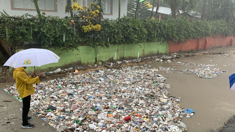 Lluvias han causado inundaciones y han arrastrado basura y plásticos