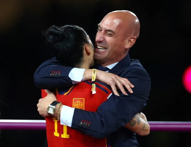 Luis Rubiales abraza a Jenni Hermoso en la premiación tras la final de la Copa Mundial de Fútbol femenina.
