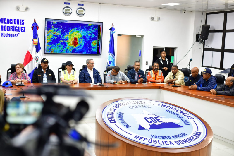 Abinader durante la rueda de prensa sobre el avance de tormenta Franklin, acompañado de directores de los organismos de emergencias.