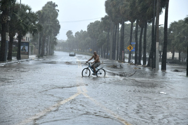 Una de las avenidas del Gran Santo Domingo anegada tras las lluvias.