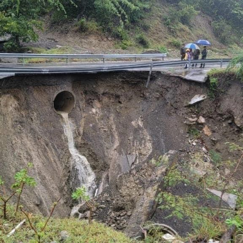 Daños sufridos por la carretera Ocoa- Cruce de Ocoa, cuatro kilómetros antes de llegar a la ciudad, como resultado de las lluvias de la tormenta Franklin.