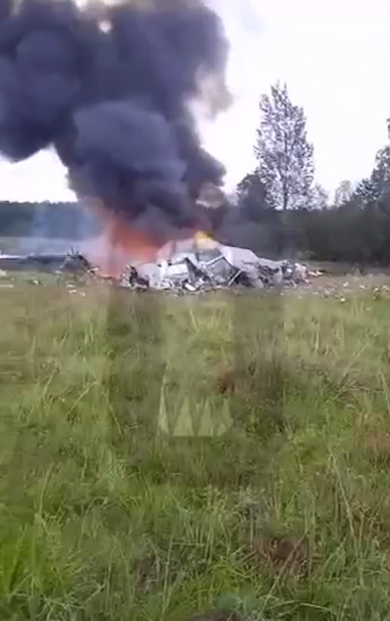 Este fotograma proporcionado por Ostorozhno Novosti el miércoles 23 de agosto de 2023 muestra el lugar donde se estrelló un avión privado cerca del poblado de Kuzhenkino, en la región de Tver, en el que presumiblemente viajaba el líder de Grupo Wager, Yevgeny Prigozhin.