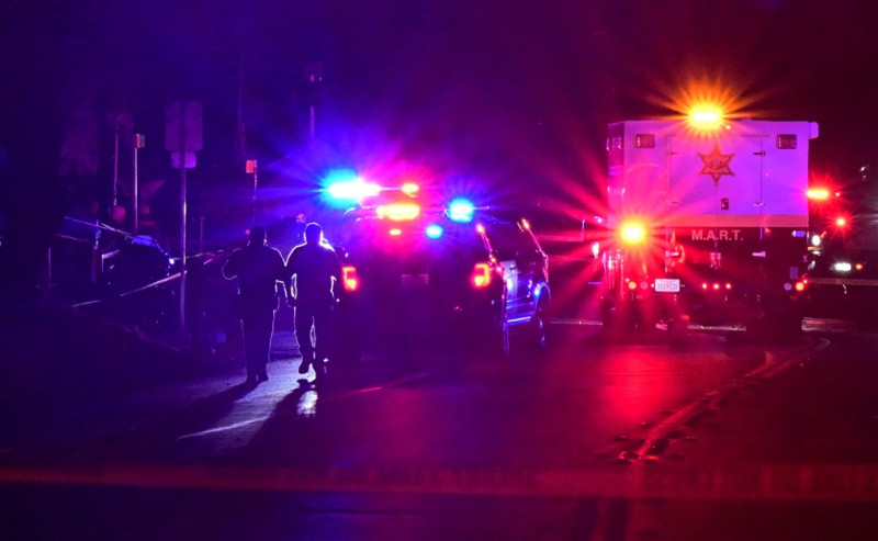 Se ven vehículos policiales después de un tiroteo en el bar "Cook's Corner" en Trabuco Canyon, California, el 23 de agosto de 2023. Un hombre armado mató a tiros a tres personas e hirió a varias otras en un bar en el estado estadounidense de California el 23 de agosto, dijo la policía. . El tirador también murió en el incidente, y la policía dijo que hubo un "tiroteo involucrado por un oficial" en el lugar, pero que ningún oficial resultó herido. (Foto de Frederic J. BROWN / AFP)