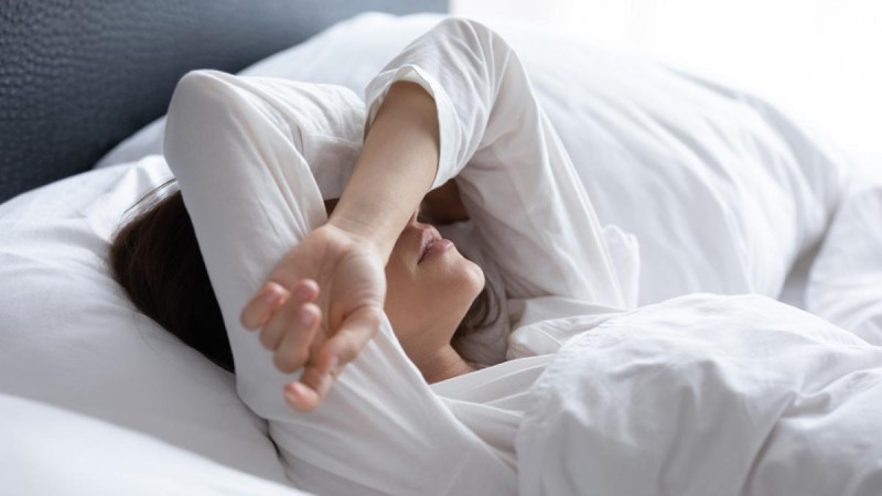 La dificultad para conciliar y mantener el sueño, o en su defecto un despertar precoz, al menos 30 minutos antes de lo deseado, es lo que se conoce como insomnio.