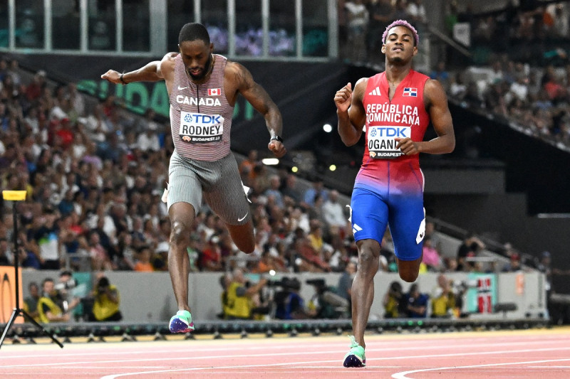 Brendon Rodney, de Canadá y el dominicano Alexander Ogando cruzan la meta final en la semifinal de los 200 metros del Campeonato Mundial de Atletismo.2o