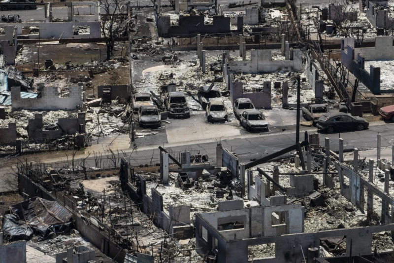 Una vista general muestra las secuelas de un devastador incendio forestal en Lahaina, Hawái