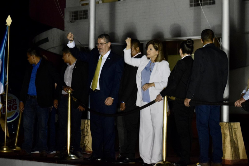 El presidente electo de Guatemala, Bernardo Arévalo, y su 'número dos', Karin Herrera.