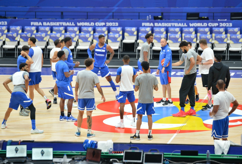 Integrantes de la selección nacional de baloncesto en su práctica de este jueves en el Filipinas Arena.