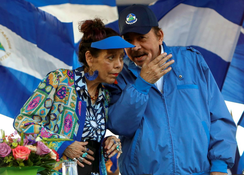 El presidente de Nicaragua, Daniel Ortega, y su esposa, la vicepresidenta Rosario Murillo, encabezan un acto en Managua, en foto de archivo.
