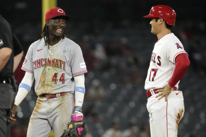 El dominicano Elly de la Cruz, de los Rojos de Cincinnati, bromea con el japonés Shohei Othani, de los Angelinos de Los Ángeles, el miércoles.