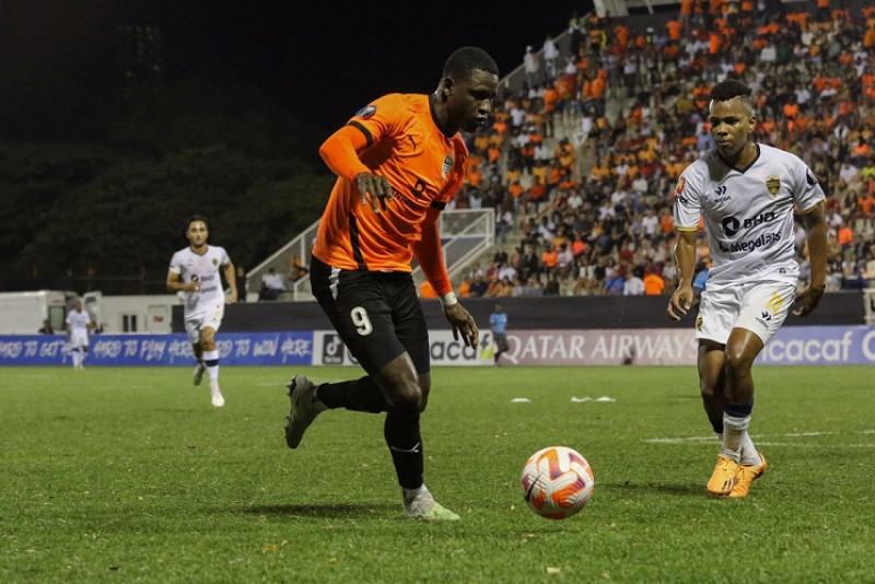 Acción entre Cibao FC y Pantoja en la Copa Caribeña de Concacaf.