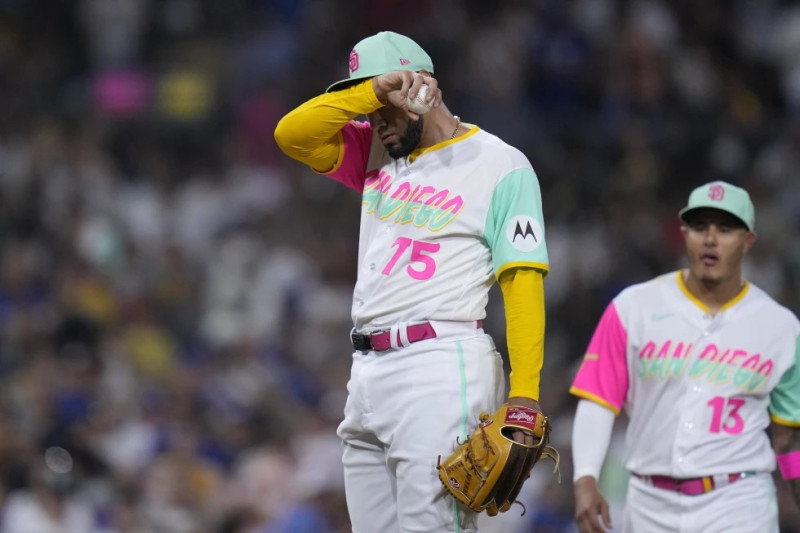 El relevista de los Padres de San Diego, el venezolano Robert Suárez, se limpia el rostro en el octavo inning del partido ante los Dodgers de Los Ángeles, el viernes 4 de agosto.