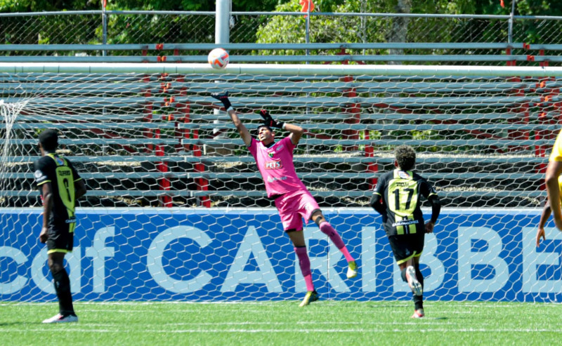 Un momento de acción en el partido entre Moca FC y Port Of Spain en la Copa Caribeña.