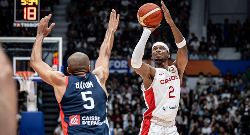 Shai Gilgous-Alexander, de Canadá, se eleva sobre la defensa del francés Nicolas Batum en su partido de la Copa del Mundo de Baloncesto.