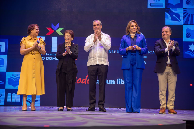 El presidente Luis Abinader, la ministra de Cultura Milagros Germán, Ángela Hernández y Jeanette Miller durante la inauguración de la Feria del Libro.