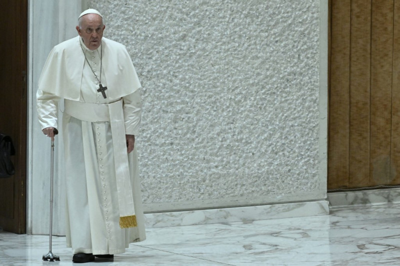 El Papa Francisco llega al salón Pablo VI para una audiencia con las monjas de las Hermanas Discípulas de Jesús en la Eucaristía el 25 de agosto de 2023 en el Vaticano.