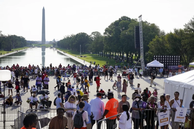 Varias personas llegan para conmemorar el 60mo aniversario de la Marcha en Washington por el trabajo y la libertad en el Lincoln Memorial, el sábado 26 de agosto de 2023, en Washington.