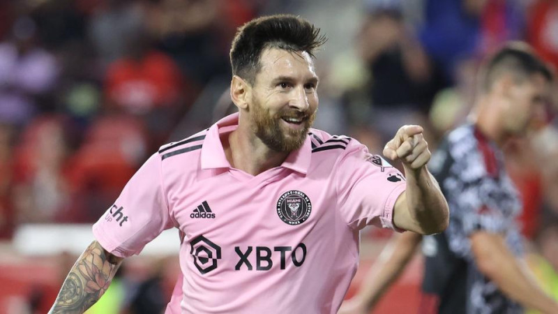 Lionel Messi festeja el gol que anotó en el minuto 89 en su debut en la MLS