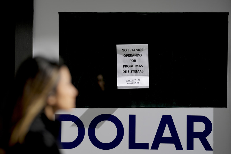 Un cartel anuncia problemas operativos en un local de cambio de moneda en Buenos Aires, Argentina, el lunes 14 de agosto de 2023.