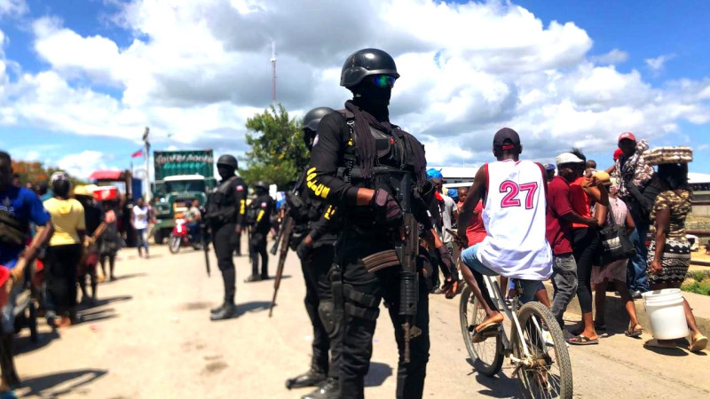 Policías que se encuentran en el paso fronterizo en Dajabón.
